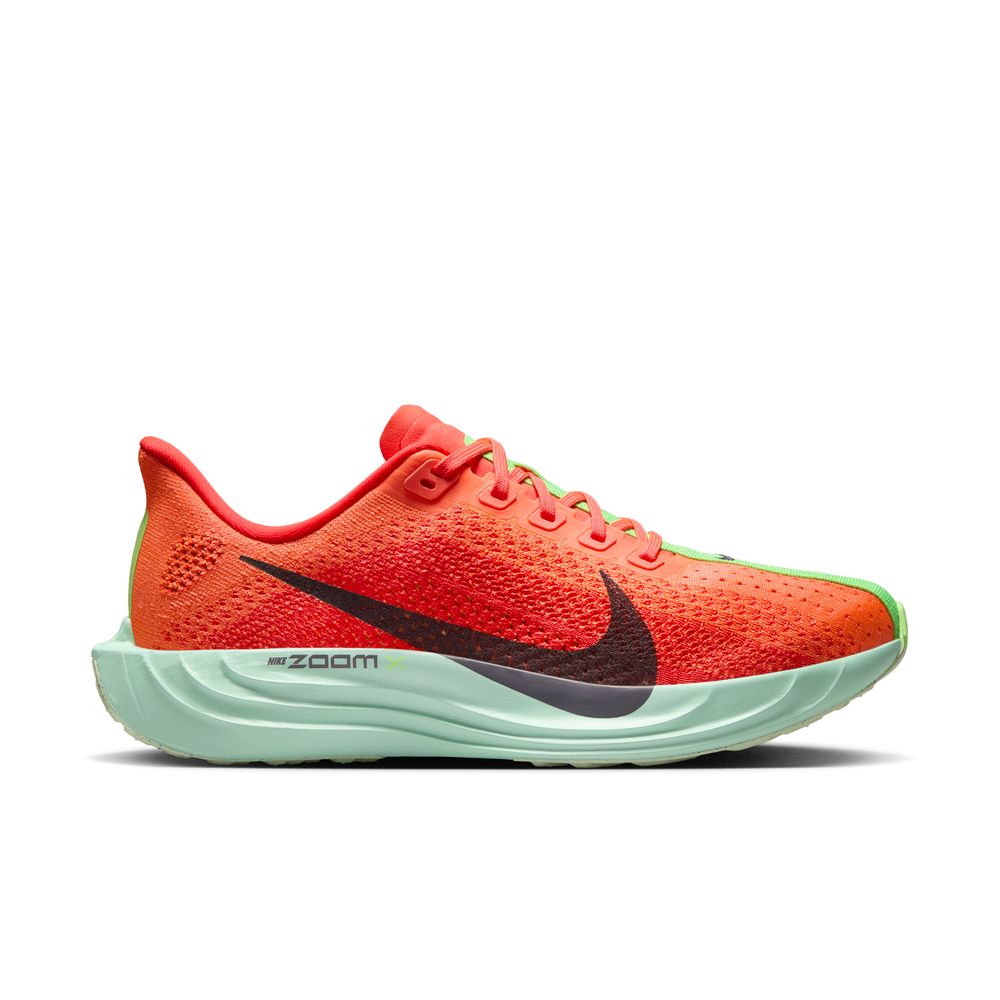 NIKE W Pegasus Plus - BRIGHT CRIMSON/CAVE PURPLE-LIME BLAST - FQ7261-600